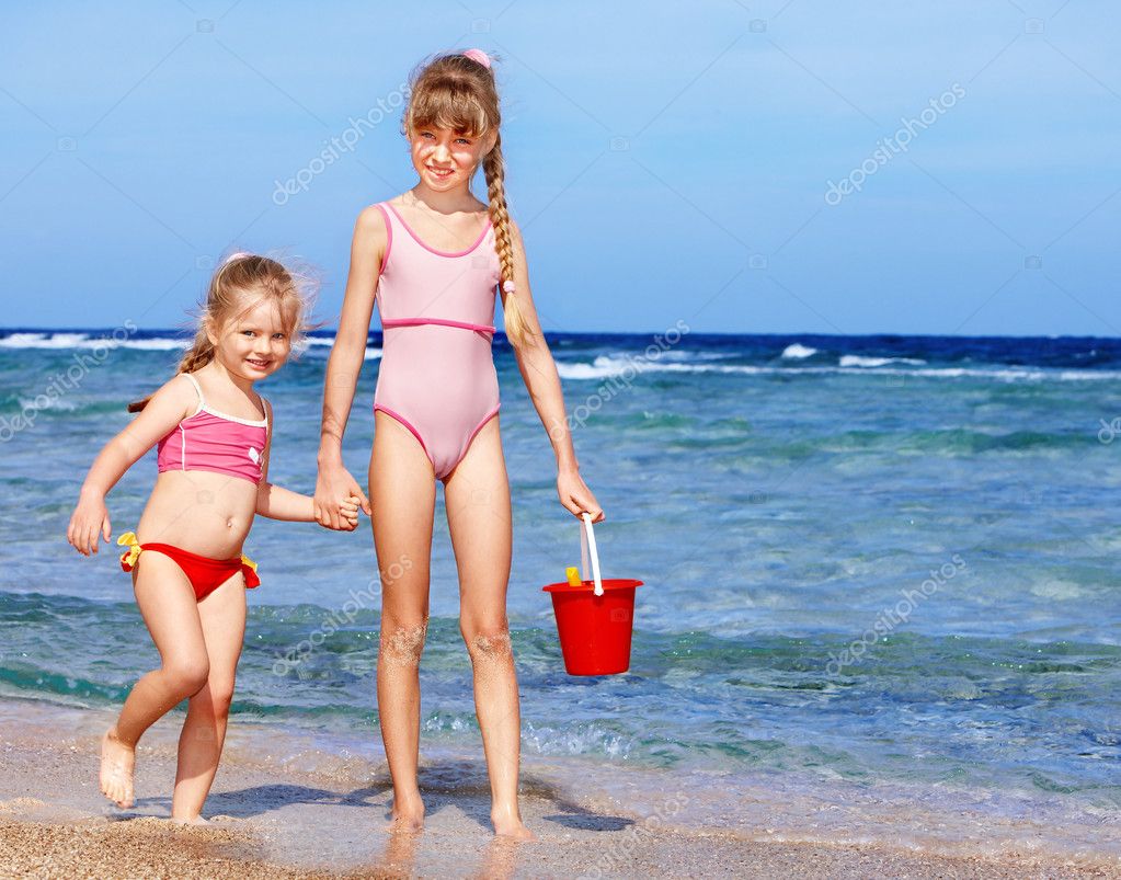 Niños Jugando En La Playa — Foto De Stock © Poznyakov 5187602 