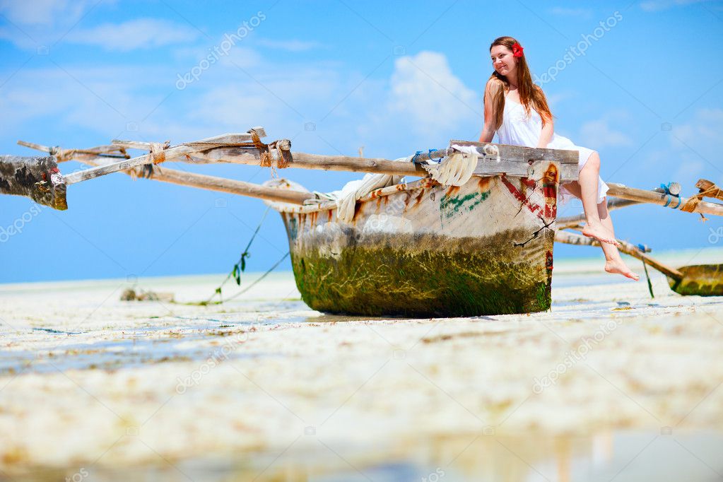 девушка в лодке на море девушка в лодке на море