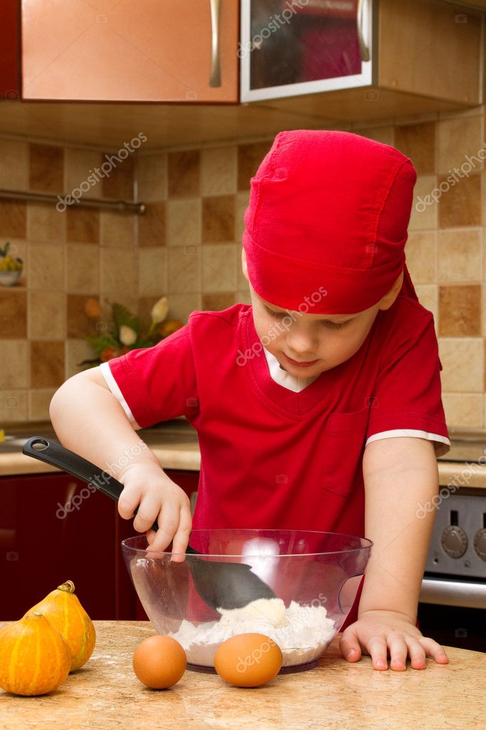 Küçük boy pasta pişirme ile mutfakta — Stok Foto © ChamilleWhite 4838721