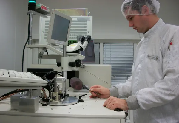The operator of the measuring station with the silicon wafer