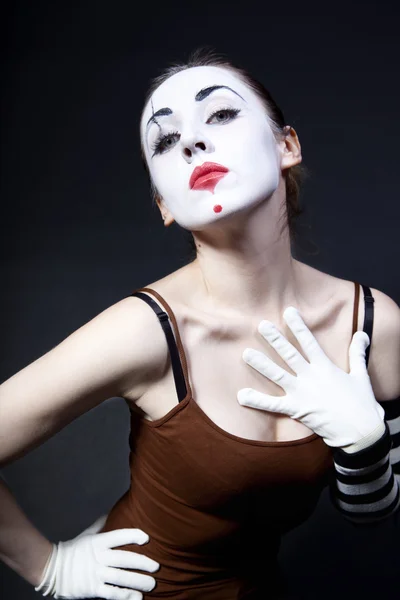 how to apply theatrical makeup. how to put on mime makeup.