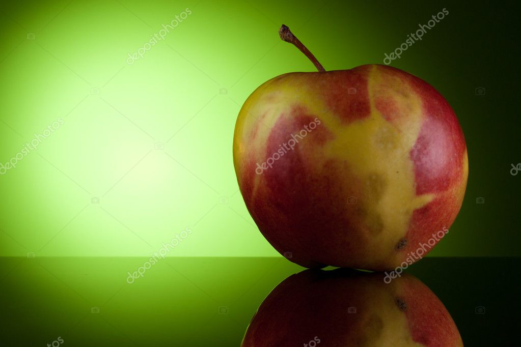 Apple+water+droplet+background