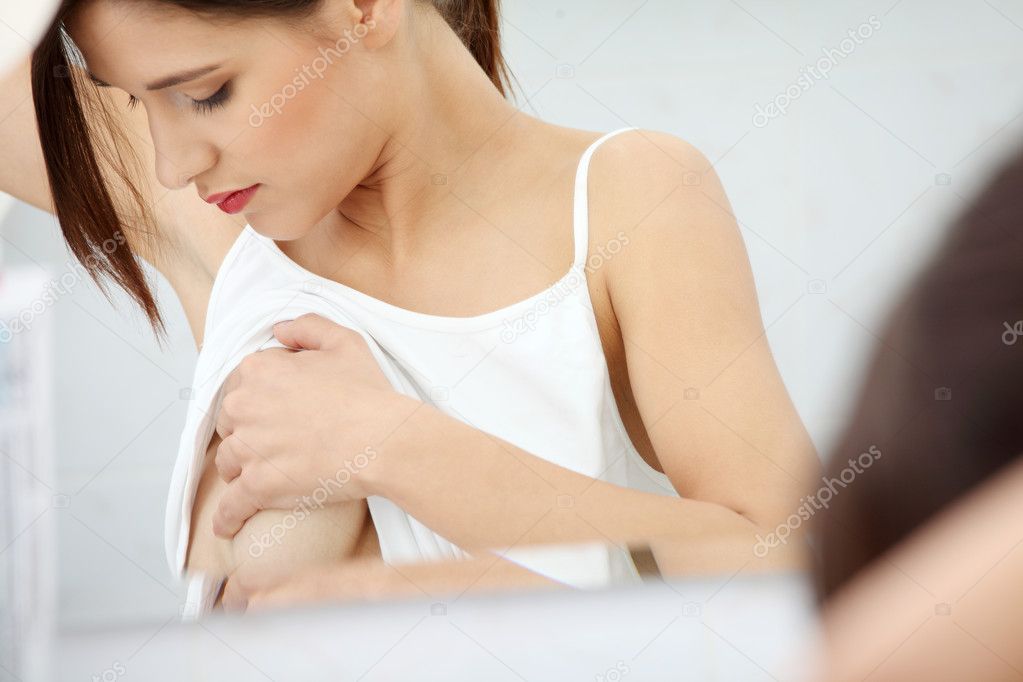 static5.depositphotos.com/1003556/496/i/950/depositphotos_4966182-Woman-examining-her-breast.jpg