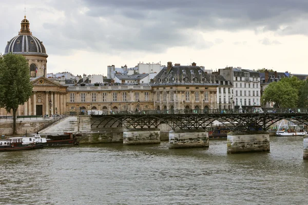 Pont des Arts and L\'Institut de France.