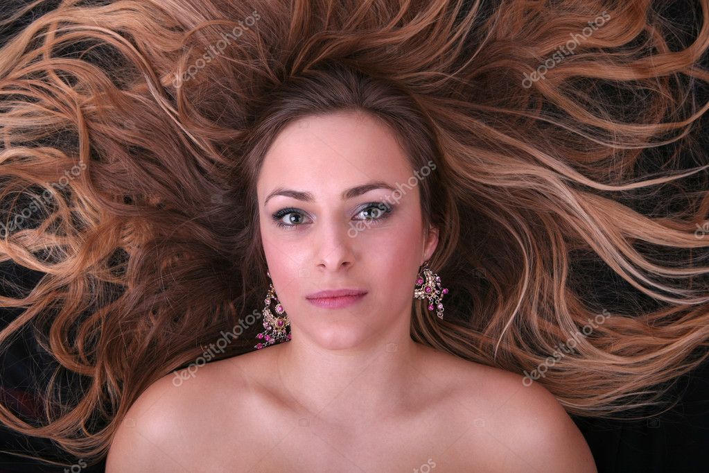 Hermosa chica rubia acostada sobre su espalda — Foto de stock © gsermek