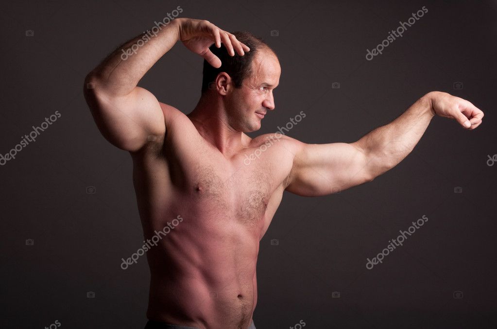 Mature bodybuilder posing in studio mature posing groupsexhotbutts