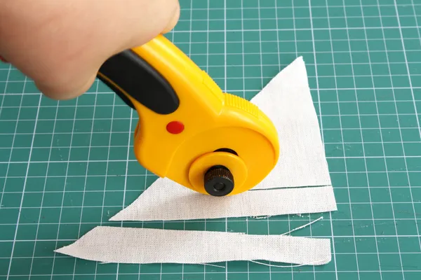 Cutting fabric with rotary cutter
