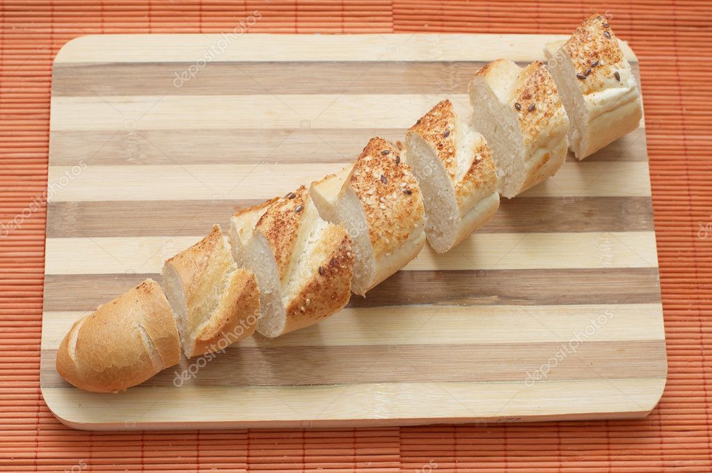 Stokbrood gesneden op kleine segmenten op houten keuken bord ...