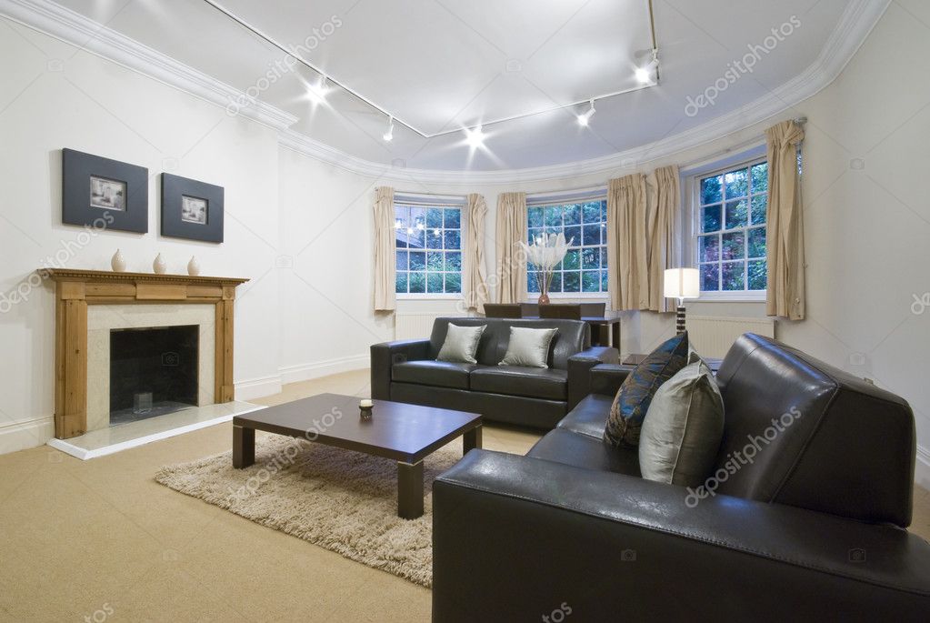 Living comedor con gran ventanal y muebles modernos — foto de ...