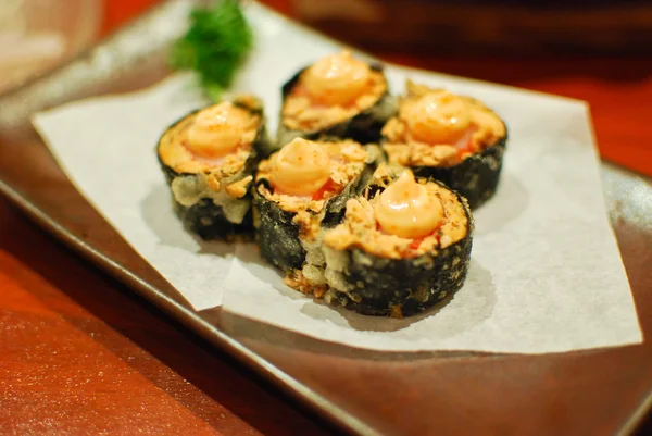 salmon maki roll