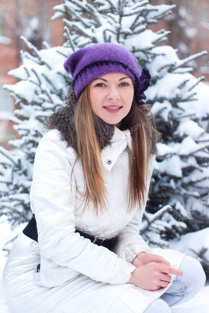 a young girl touched his hand a branch eating winter snow a photo that touched moms around the world 682x1024 a young girl touched his hand a branch eating winter snow a photo that touched moms around the world 682x1024