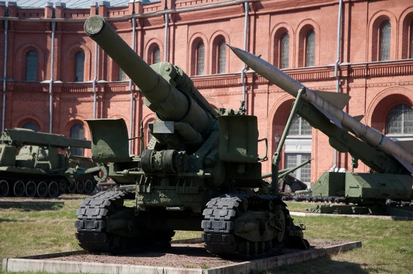 Artillery guns