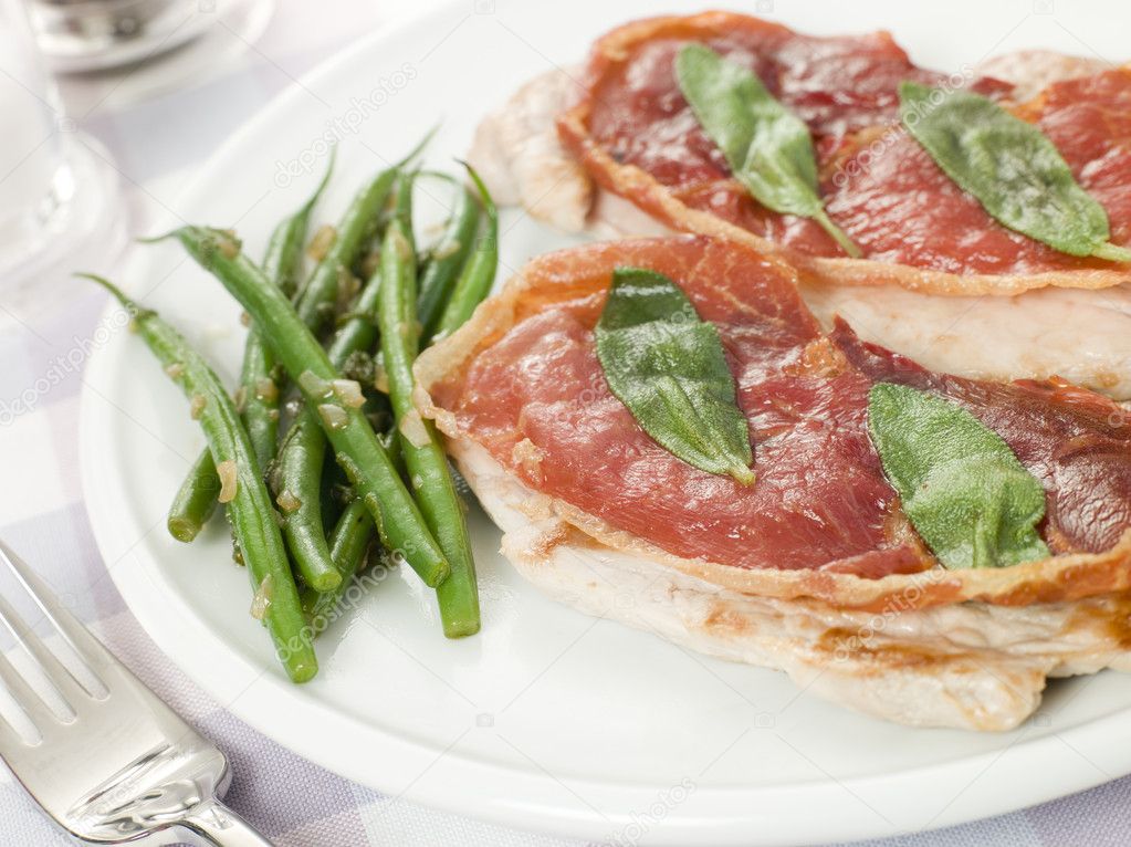 Escalope of Veal Saltimbocca with Green Beans — Stock Photo