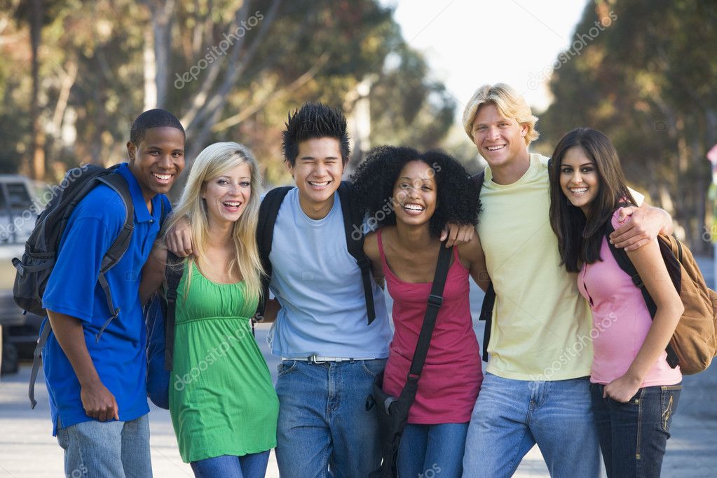 Grupo De Jóvenes Amigos Divirtiéndose — Foto De Stock 4761514