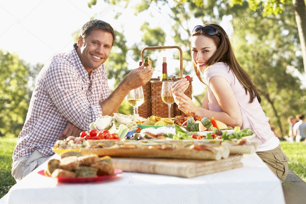 couple-eating-an-al-fresco-meal-stock-photo-monkeybusiness-4787175