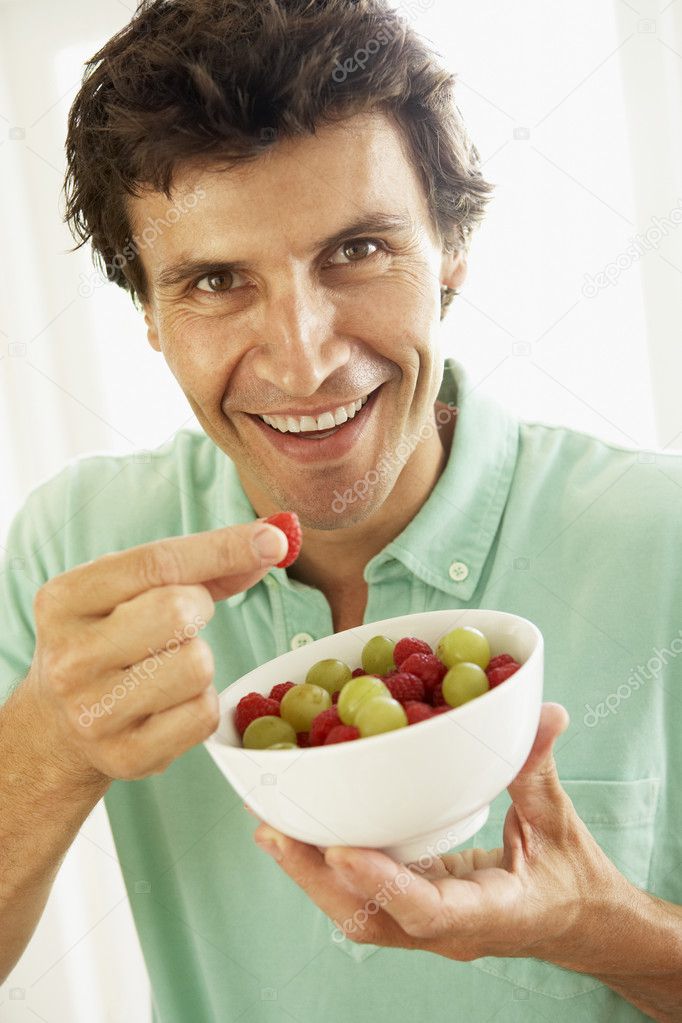 Mitte erwachsenen mann essen frisches obst— Foto von monkeybusiness
