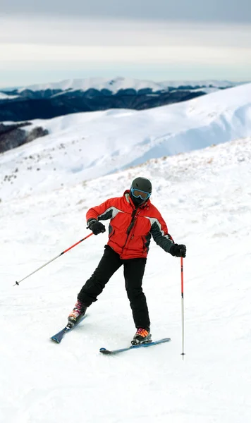 Mężczyzna Narciarz Pokryte Śniegiem Góry — Zdjęcie stockowe