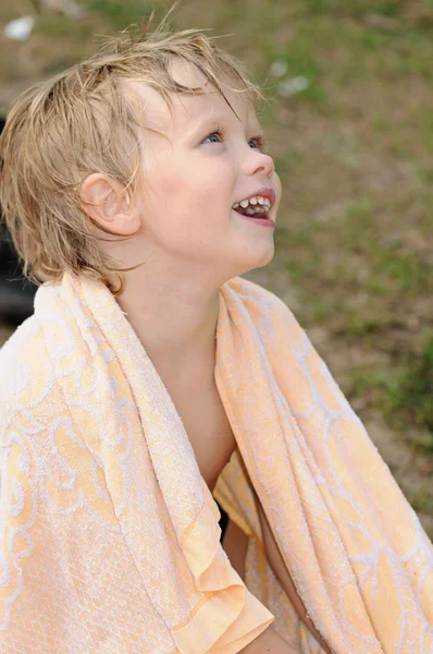 Bambino in asciugamano — Foto Stock