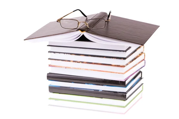 Pilhar Livros Com Óculos Isolados Fundo Branco — Fotografia de Stock