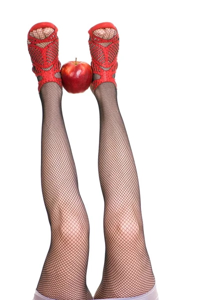 Kobiece Nogi Buty Czerwony Zachować Jabłko Białym Tle — Zdjęcie stockowe