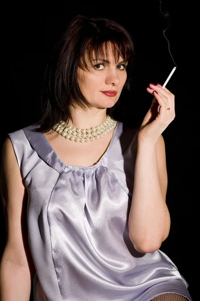 Chica Con Cigarrillo Pensativamente Mirando Hacia Adelante — Foto de Stock