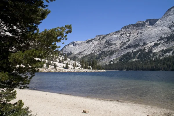 Альпійські озера tenaya в yosemite Національний парк, Каліфорнія, США — стокове фото