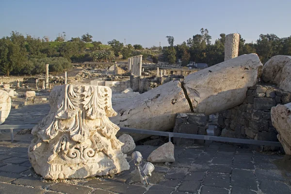 Starověké sloupy ruiny římského chrámu v beit shean — Stock fotografie