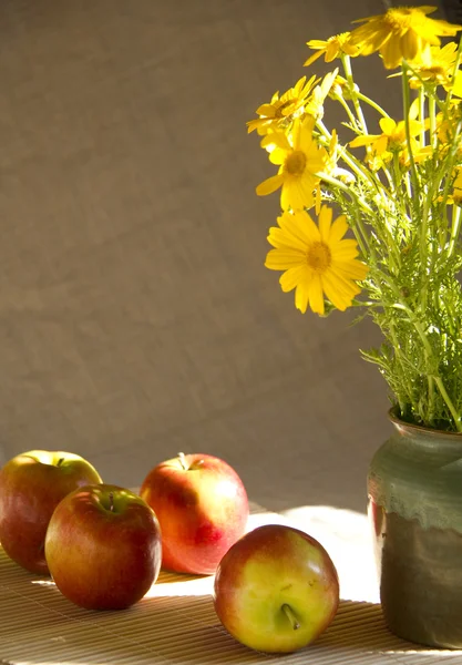 Still Life with apples and wild daisy bouquet — Stock Photo, Image