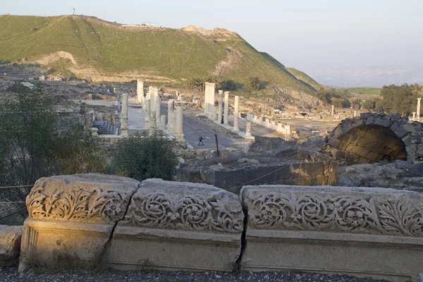 Pilares antigos de templo romano em ruínas em Beit Shean (Scythopoli — Fotografia de Stock