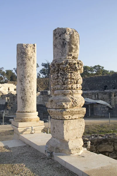 Antiguos pilares del templo romano en ruinas en Beit Shean (Scythopoli — Foto de Stock
