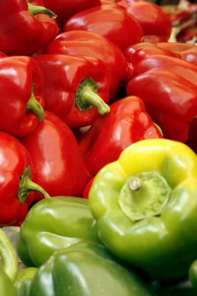Green and red pepper on the market — Stock Photo, Image