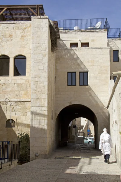 Judío ortodoxo caminando en el barrio judío de Jerusalén. Israel —  Fotos de Stock