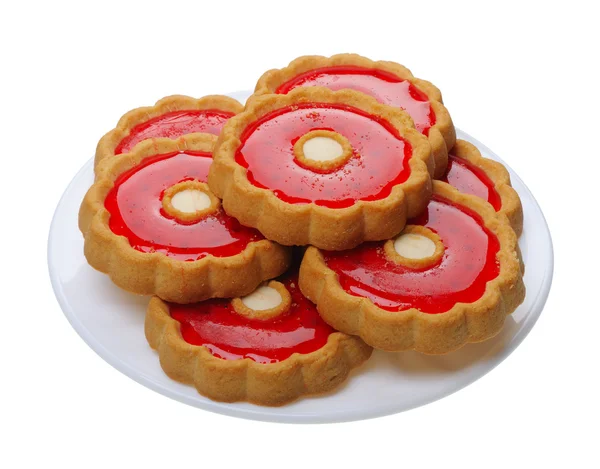 Biscoitos com geleia vermelha na placa branca, isolados — Fotografia de Stock