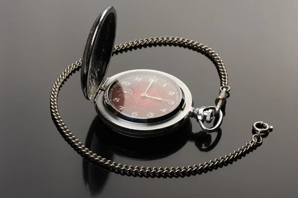 Кишеньковий годинник з відкритою обкладинкою — стокове фото