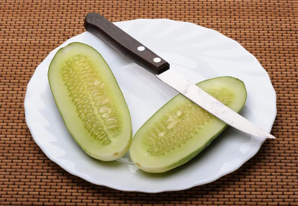Okurky a nůž — Stock fotografie