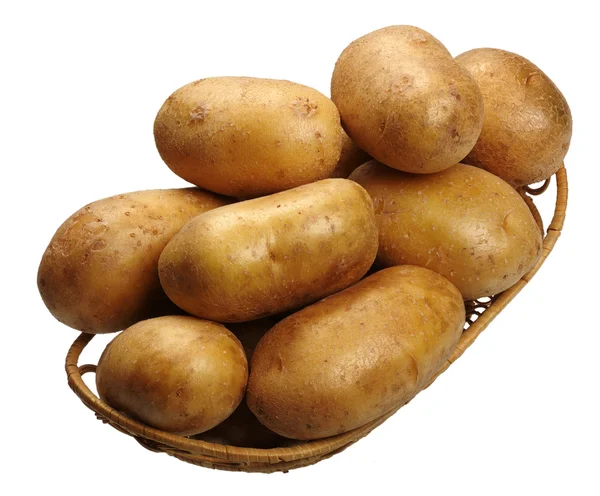 Batatas em uma cesta, isoladas — Fotografia de Stock