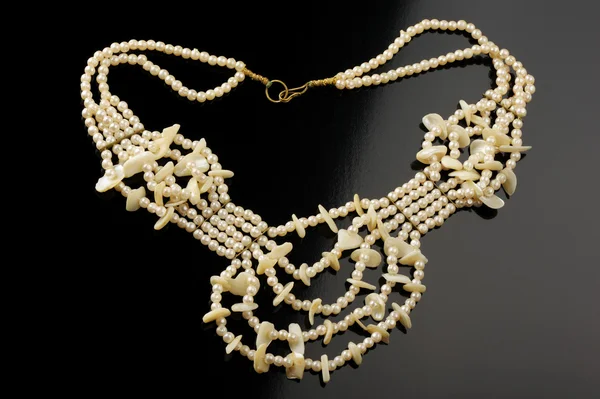 Eine Kette Aus Künstlichen Perlen Mit Perlmutt Stücken — Stockfoto