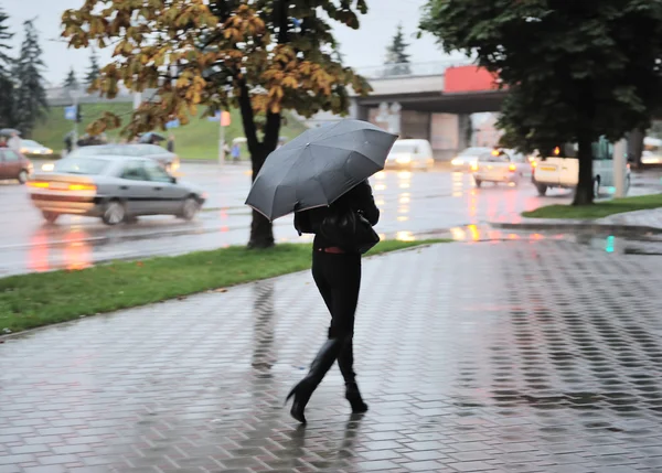 Девушка Зонтиком Выходит Мокрый Тротуар Вечером Городе — стоковое фото