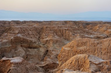 Arava çölde güneşin ilk ışınları (İsrail)