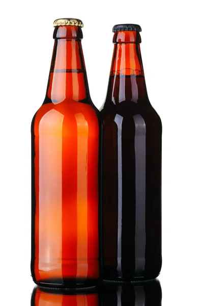 瓶啤酒和黑啤从棕色玻璃 在白色背景上孤立 — 图库照片