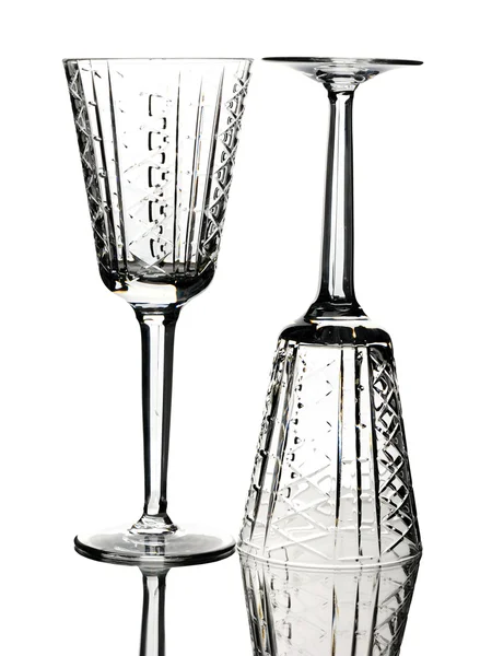 Twee Crystal Wijn Glazen Geïsoleerd Een Witte Achtergrond — Stockfoto