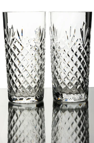 Due bicchieri di cristallo, isolati . — Foto Stock