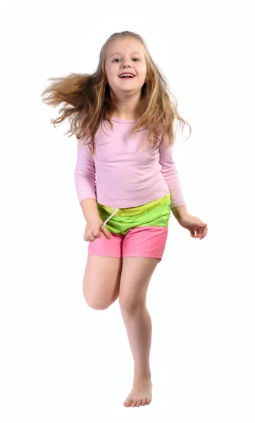 白い背景上に分離されて長いブロンドの髪と明るい服の女の子をジャンプ — ストック写真