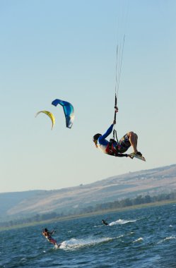 Kinneret Gölü 'nde gökyüzü sörfü