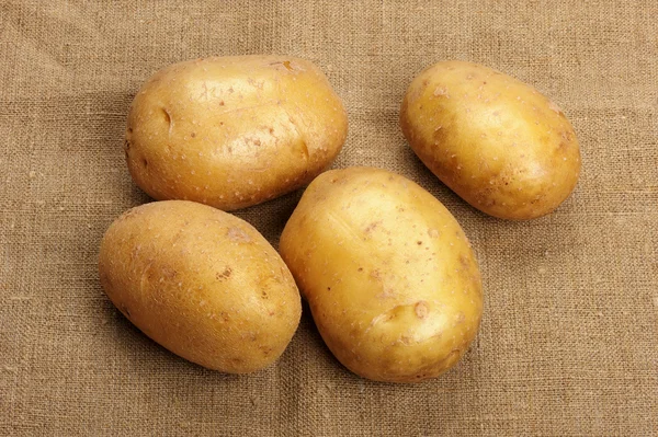 Potatis på en säckväv — Stockfoto