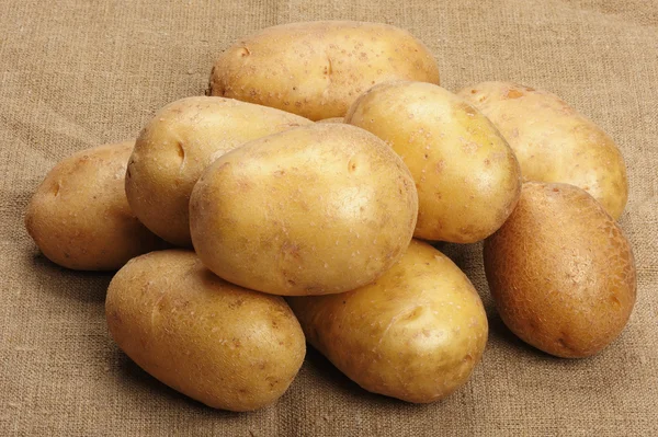 Картошка на мешке — стоковое фото