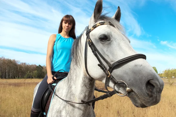 Meisje op een paard — Stockfoto