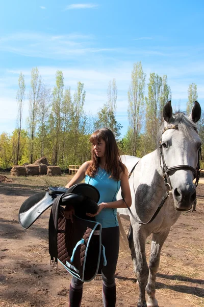 Девушка на лошади — стоковое фото