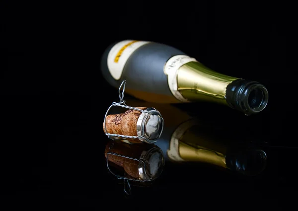 Fechar garrafa, gota e cortiça — Fotografia de Stock