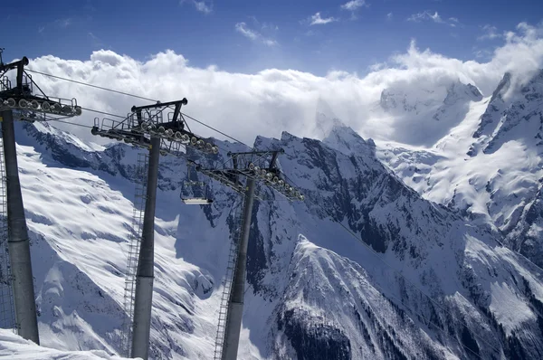 Seilbahn im Skigebiet — Stockfoto